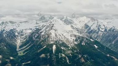 初冬的东提洛尔阿尔卑斯山的空中景色，<strong>还有</strong>一些雪